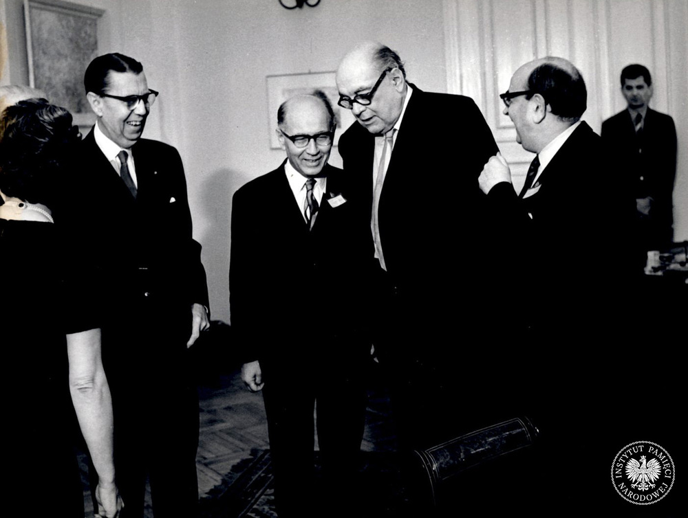 Uczestnicy Spotkania b. Korespondentów Norymberskich podczas przerwy w obradach. Fot. ze zbiorów AIPN
