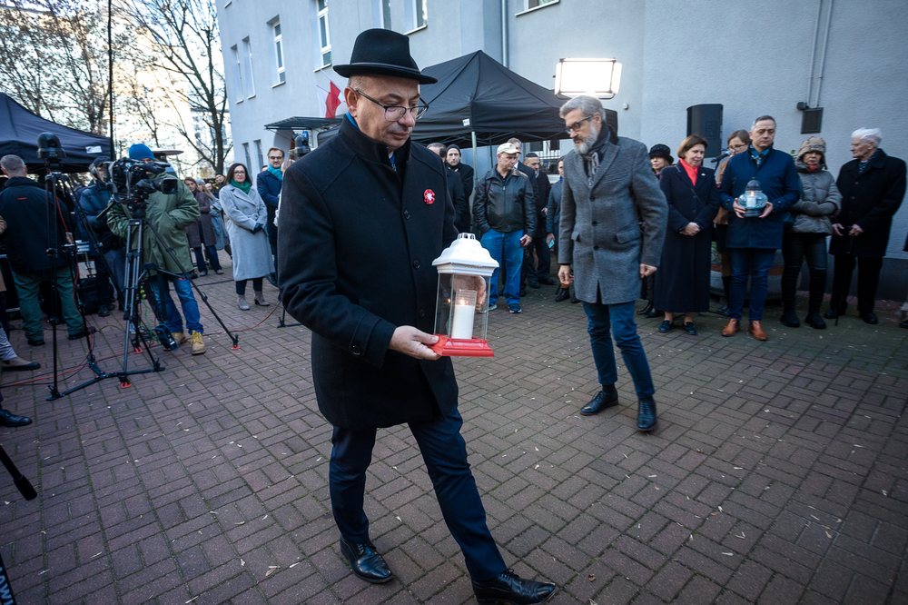 Rocznica zamknięcia granic getta warszawskiego. Na zdj. dr Mateusz Szpytma. Warszawa, 16 listopada 2023. Fot. Sławek Kasper (IPN)
