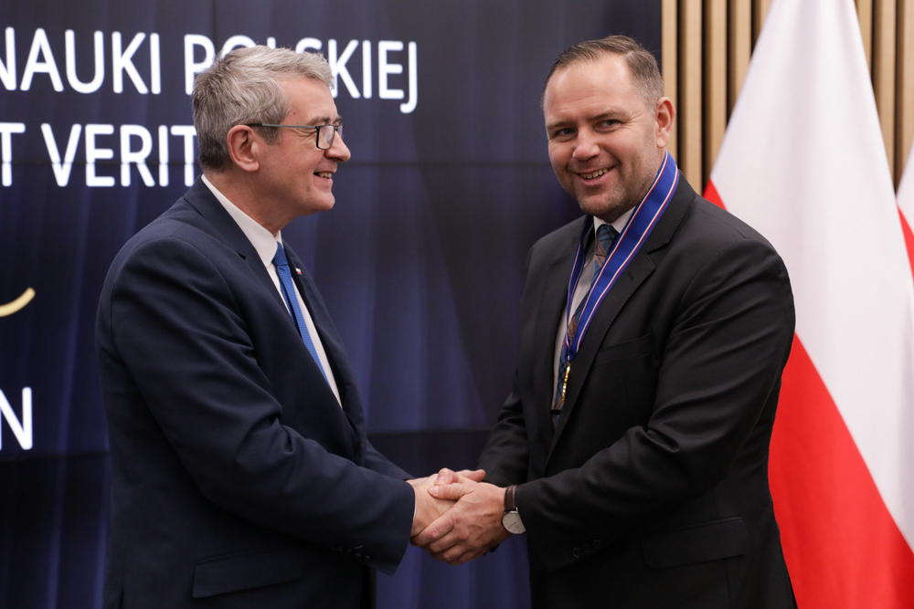 Prezes IPN dr Karol Nawrocki odznaczony złotym medalem „Zasłużony dla Nauki Polskiej Sapientia et Veritas” – Warszawa, 21 listopada 2023. Fot. Mikołaj Bujak (IPN)