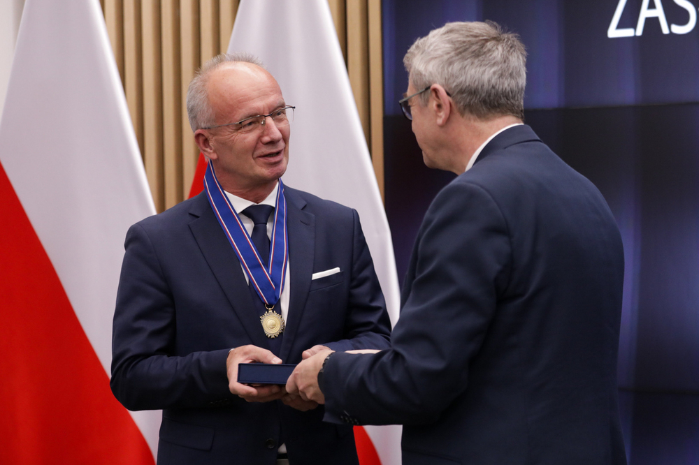 Zastępca prezesa IPN dr hab. Krzysztof Szwagrzyk odznaczony złotym medalem „Zasłużony dla Nauki Polskiej Sapientia et Veritas” – Warszawa, 21 listopada 2023. Fot. Mikołaj Bujak (IPN)