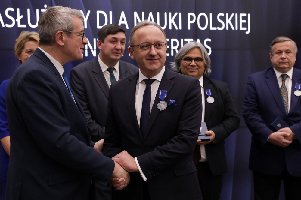 Zastępca prezesa IPN dr hab. Karol Polejowski odznaczony srebrnym medalem „Zasłużony dla Nauki Polskiej Sapientia et Veritas” – Warszawa, 21 listopada 2023. Fot. Mikołaj Bujak (IPN)
