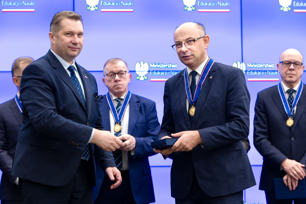 Zastępca prezesa IPN dr Mateusz Szpytma odznaczony złotym medalem „Zasłużony dla Nauki Polskiej Sapientia et Veritas” – Warszawa, 24 listopada 2023. Fot. Sławek Kasper (IPN)