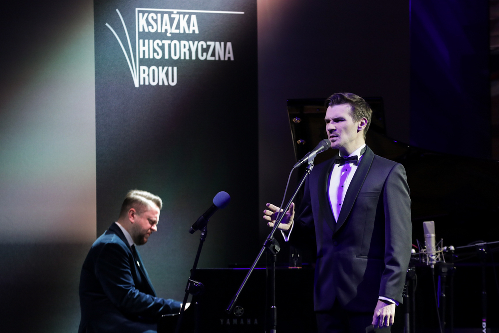 Gala wręczenia nagród w 14. konkursie „Książka Historyczna Roku”. Występ artystyczny duetu Paweł Tomaszewski i Wojciech Myrczek – Warszawa, 27 listopada 2023. Fot. Mikołaj Bujak (IPN)