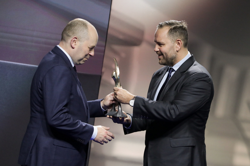 Gala wręczenia nagród w 14. konkursie „Książka Historyczna Roku”. Na zdj. Karol Nawrocki, prezes IPN (P) i Paweł Skibiński (L) – Warszawa, 27 listopada 2023. Fot. Mikołaj Bujak (IPN)