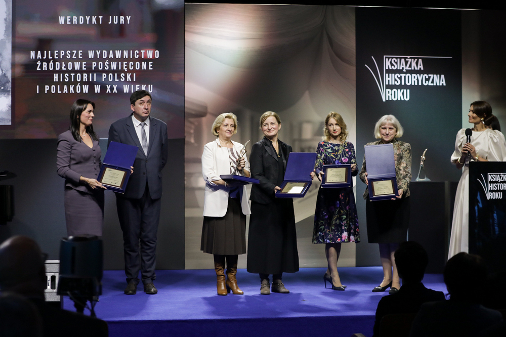 Za „Najlepsze wydawnictwo źródłowe poświęcone historii Polski i Polaków w XX wieku” uznana została książka Danuty Jastrzębskiej-Golonki, Ewy Kowalskiej, Ewy Dulnej-Rak i Katarzyny Ziębik „Gdy nieme groby przemawiają... Spuścizna katyńska”. Fot. Mikołaj Bujak (IPN)