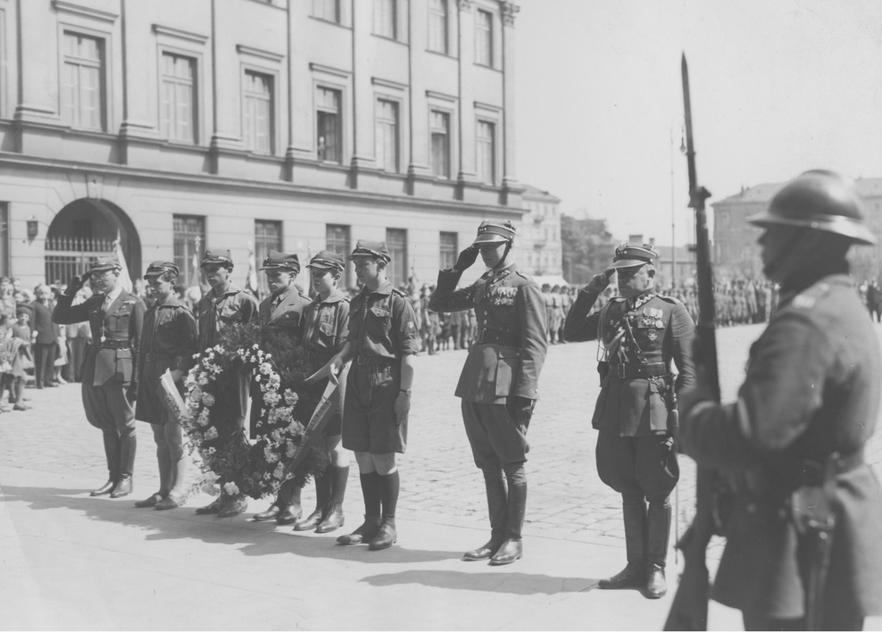 Harcerze 27. Warszawskiej Drużyny Harcerskiej im. Szymona Konarskiego podczas składania wieńca na Grobie Nieznanego Żołnierza, 1931 r. Fot. ze zbiorów NAC