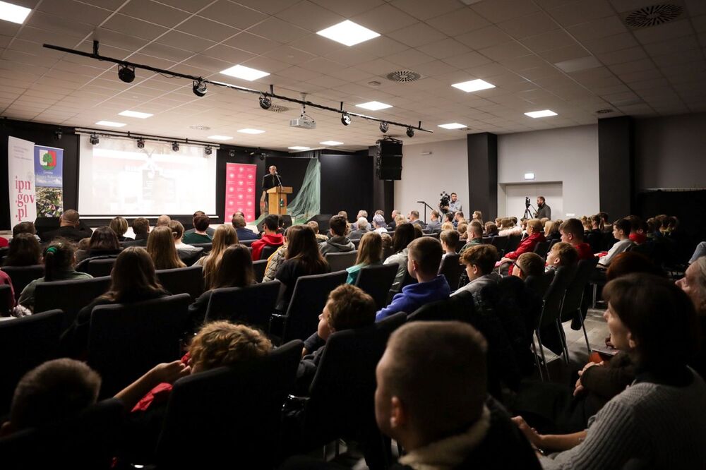 Spotkanie edukacyjne „W hołdzie Ofiarom Obławy Augustowskiej” – Dąbrowa Białostocka, 30 listopada 2023. Fot. Mikołaj Bujak (IPN)