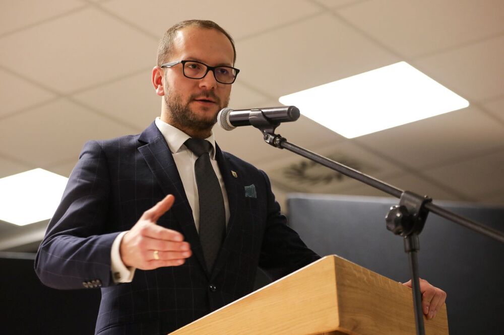 Burmistrz Dąbrowy Białostockiej Artur Gajlewicz podczas spotkania edukacyjnego „W hołdzie Ofiarom Obławy Augustowskiej” – Dąbrowa Białostocka, 30 listopada 2023. Fot. Mikołaj Bujak (IPN)