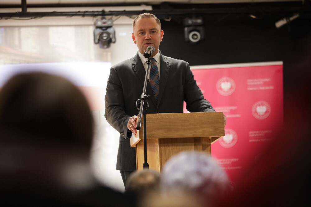 Prezes IPN dr Karol Nawrocki podczas spotkania edukacyjnego „W hołdzie Ofiarom Obławy Augustowskiej” – Dąbrowa Białostocka, 30 listopada 2023. Fot. Mikołaj Bujak (IPN)