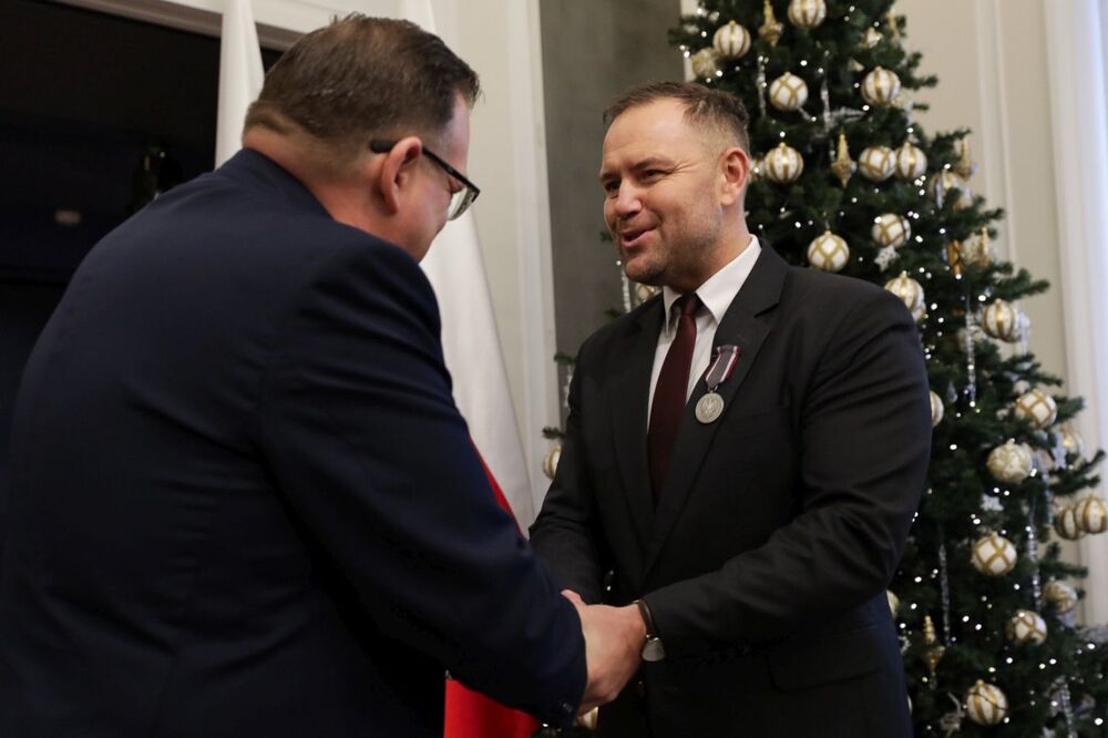 Uroczystości upamiętniające rocznicę urodzin Marszałka Piłsudskiego. Na zdj. dr Karol Nawrocki (P) i Jan Józef Kasprzyk (L) – Warszawa, 4 grudnia 2023. Fot. Mikołaj Bujak (IPN)