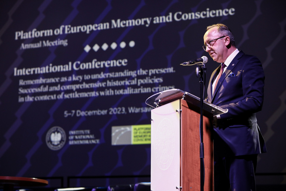 Zjazd Platformy Europejskiej Pamięci i Sumienia – Warszawa, 5 grudnia 2023. Na zdj. dr hab. Karol Polejowski, zastępca prezesa IPN. Fot. Sławek Kasper (IPN)