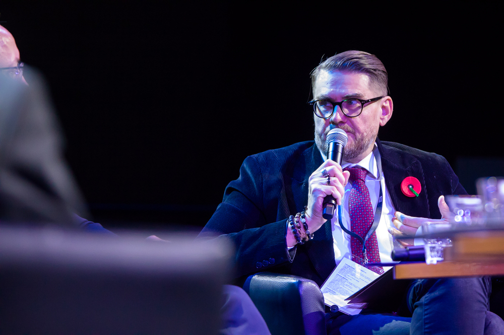 Dyskusja „Szlaki Nadziei. Odyseja Wolności” podczas zjazdu Platformy Europejskiej Pamięci i Sumienia. Na zdj. Tomasz Łysiak moderator dyskusji – Warszawa, 6 grudnia 2023. Fot. Sławek Kasper (IPN)