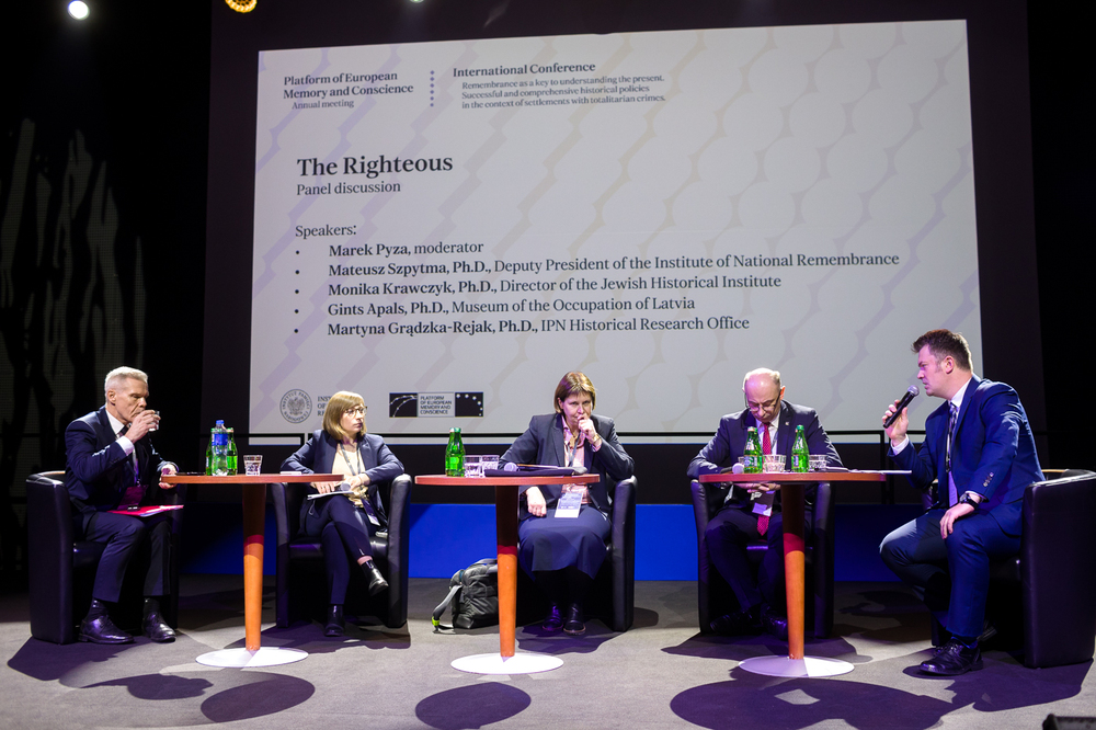 Dyskusja „Sprawiedliwi” podczas zjazdu Platformy Europejskiej Pamięci i Sumienia – Warszawa, 6 grudnia 2023. Fot. Sławek Kasper (IPN)
