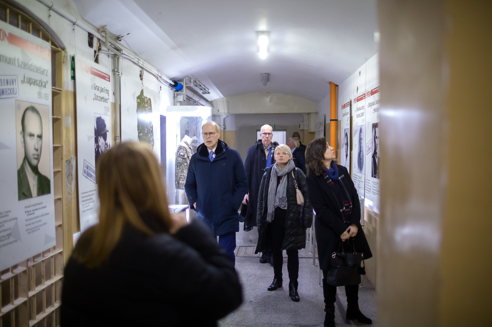 Uczestnicy zjazdu Platformy Europejskiej Pamięci i Sumienia zwiedzili Muzeum Żołnierzy Wyklętych i Więźniów Politycznych PRL – Warszawa, 7 grudnia 2023. Fot. Sławek Kasper (IPN)
