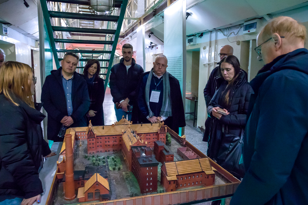 Uczestnicy zjazdu Platformy Europejskiej Pamięci i Sumienia zwiedzili Muzeum Żołnierzy Wyklętych i Więźniów Politycznych PRL – Warszawa, 7 grudnia 2023. Fot. Sławek Kasper (IPN)