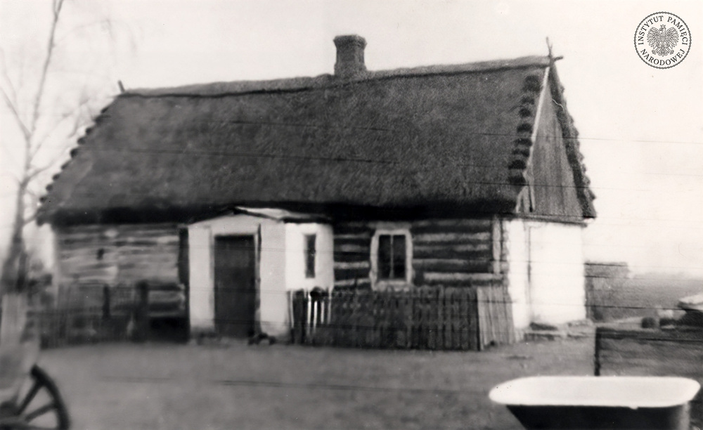 Dom Marii i Stefana Burkackich w miejscowości Szyszki (pow. pułtuski) – ostatnie schronienie st. sierż. Mieczysława Dziemieszkiewicza ps. Rój i Bronisława Gniazdowskiego ps. Mazur (fot. z zasobu IPN)