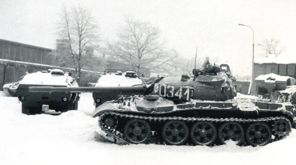 Wydobyty z odnogi rzeki Czernej wóz bojowy miał m.in. pogięty lewy błotnik, uszkodzony właz ładowniczego na wieży oraz noktowizor działonowego (fot. z zasobu Archiwum Wojskowego w Oleśnicy)