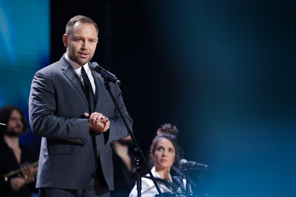 „Cena za prawdę” – widowisko w 42. rocznicę wprowadzenia stanu wojennego poświęcone kobietom internowanym w Gołdapi – Warszawa, 13 grudnia 2023. Na zdj. prezes IPN dr Karol Nawrocki. Fot. Mikołaj Bujak (IPN)