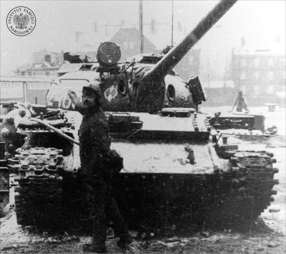 Górnik przy czołgu porzuconym po nieudanym szturmie ZOMO i wojska, 16 XII 1981 r. (fot. z zasobu IPN)