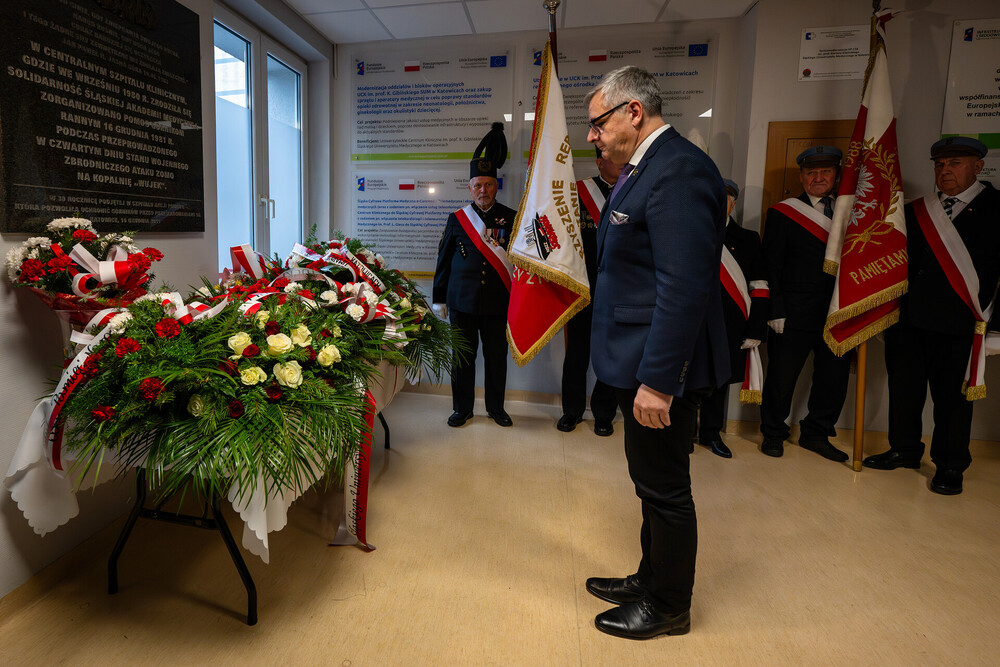Dr Andrzej Sznajder, dyrektor Oddziału IPN w Katowicach, złożył kwiaty pod tablicą upamiętniającą pracowników służby zdrowia, którzy w dniu pacyfikacji KWK „Wujek” organizowali pomoc dla rannych górników – 16 grudnia 2023. Fot. Krzysztof Łojko (IPN)