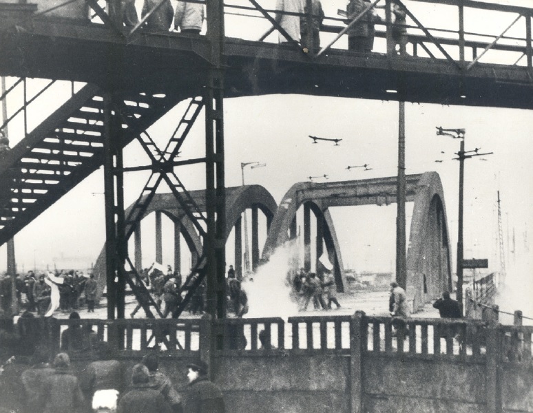 Milicyjna i wojskowa blokada wiaduktu nad torami na przystanku Gdynia-Stocznia, 17 grudnia 1970 r. Fot. ze zbiorów M. Sokołowskiej