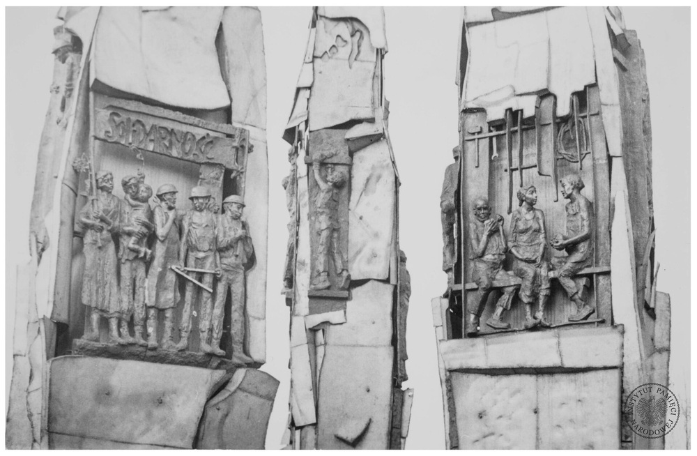 Fragment pomnika Poległych Stoczniowców 1970 przy Stoczni Gdańskiej im. Lenina. Rzeźby prezentujące scenki z życia stoczniowców. Gdańsk, 16 grudnia 1980 r. (fot. z zasobu IPN)