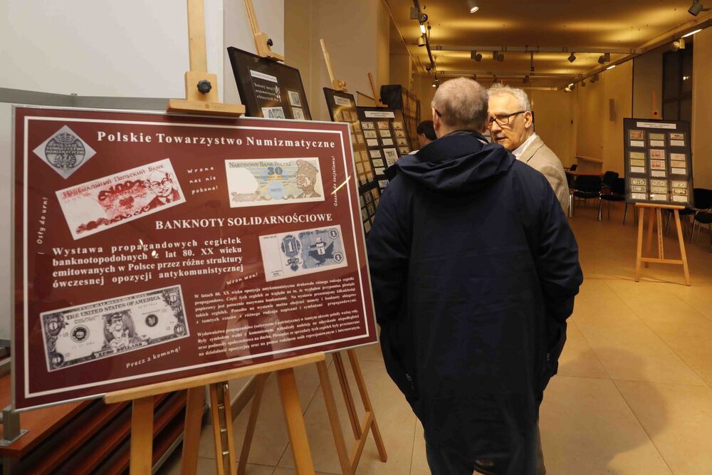 Otwarcie wystawy „Banknoty opozycji antykomunistycznej w Polsce z lat 80. XX w.”  – Warszawa, 14 grudnia 2023. Fot. Piotr Życieński (IPN)