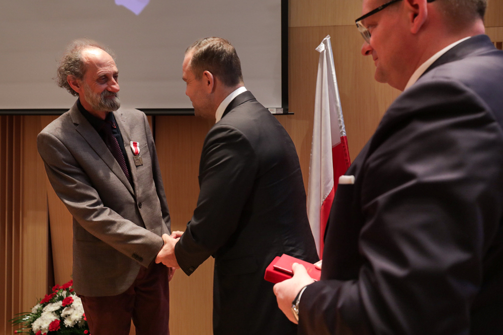 Gala XII edycji nagrody Świadek Historii dla województw małopolskiego i świętokrzyskiego – Kielce, 18 grudnia 2023. Na zdj. prezes IPN dr Karol Nawrocki i laureat nagrody Andrzej Róg. Fot. Mikołaj Bujak (IPN)