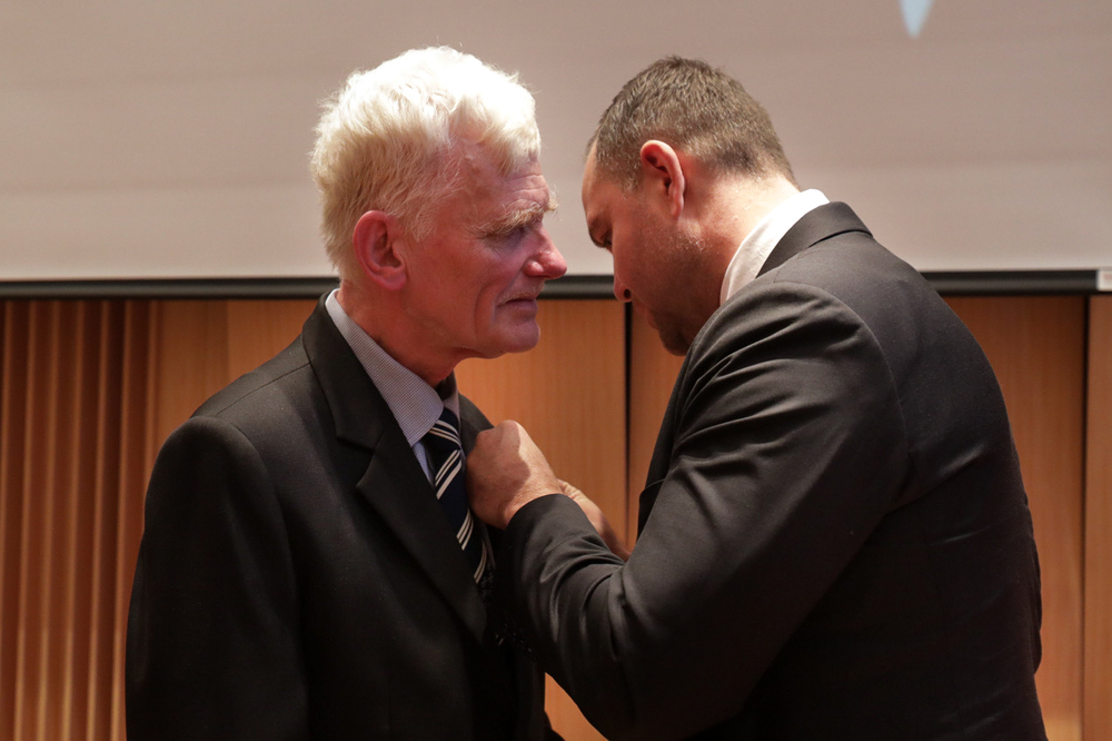 Gala XII edycji nagrody Świadek Historii dla województw małopolskiego i świętokrzyskiego – Kielce, 18 grudnia 2023. Na zdj. prezes IPN dr Karol Nawrocki i laureat nagrody Krzysztof Witkowski. Fot. Mikołaj Bujak (IPN)