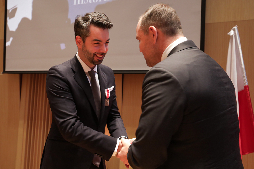 Gala XII edycji nagrody Świadek Historii dla województw małopolskiego i świętokrzyskiego – Kielce, 18 grudnia 2023. Na zdj. prezes IPN dr Karol Nawrocki i laureat nagrody Paweł Kurtyka. Fot. Mikołaj Bujak (IPN)