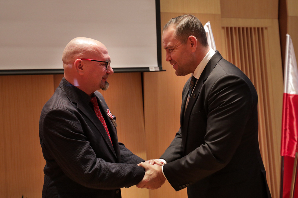 Gala XII edycji nagrody Świadek Historii dla województw małopolskiego i świętokrzyskiego – Kielce, 18 grudnia 2023. Na zdj. prezes IPN dr Karol Nawrocki i dr hab. prof. Uniwersytetu Komisji Edukacji Narodowej w Krakowie Hubert Chudzio, Centrum Dokumentacji Zsyłek, Wypędzeń i Przesiedleń. Fot. Mikołaj Bujak (IPN)