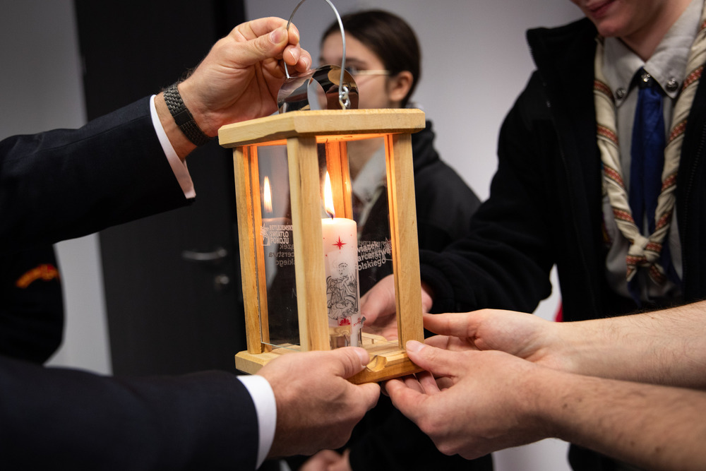 Betlejemskie Światło Pokoju zapłonęło w Instytucie Pamięci Narodowej – Warszawa, 20 grudnia 2023. Fot. Mikołaj Bujak (IPN)