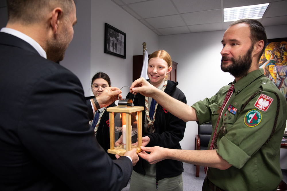 Betlejemskie Światło Pokoju zapłonęło w Instytucie Pamięci Narodowej – Warszawa, 20 grudnia 2023. Fot. Mikołaj Bujak (IPN)