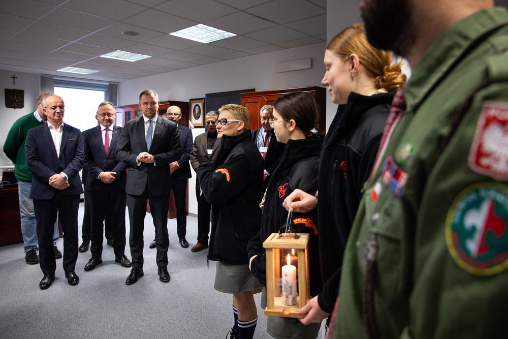 Betlejemskie Światło Pokoju zapłonęło w Instytucie Pamięci Narodowej – Warszawa, 20 grudnia 2023. Fot. Mikołaj Bujak (IPN)