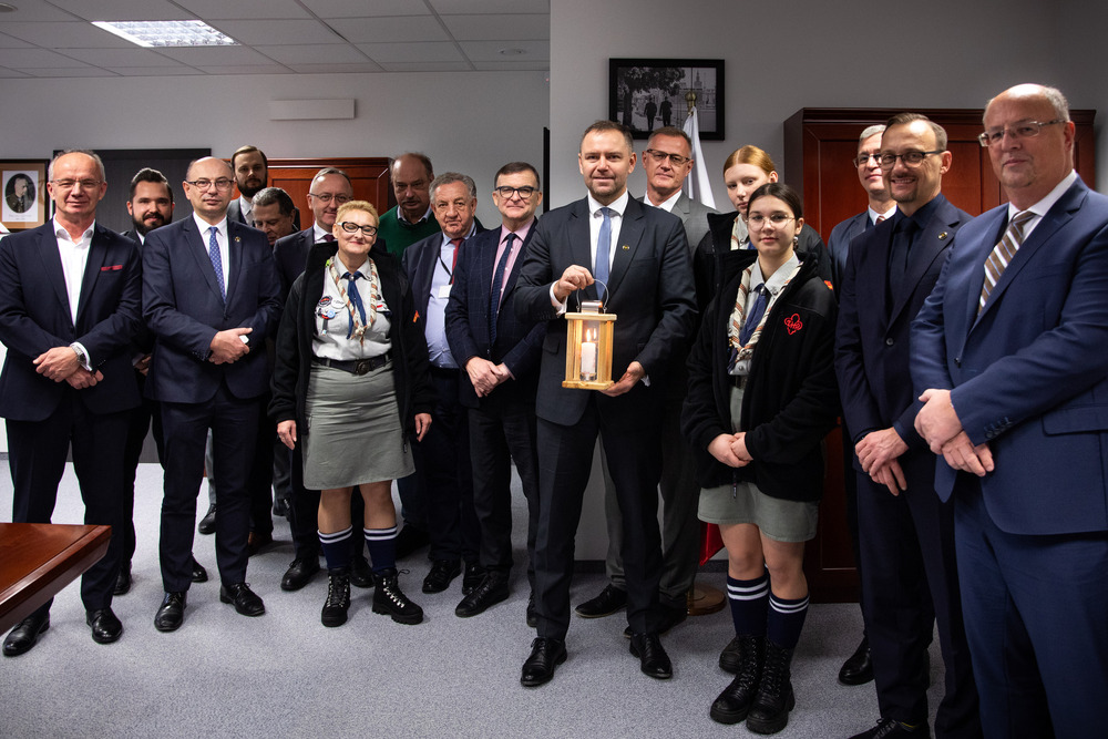 Betlejemskie Światło Pokoju zapłonęło w Instytucie Pamięci Narodowej – Warszawa, 20 grudnia 2023. Fot. Mikołaj Bujak (IPN)