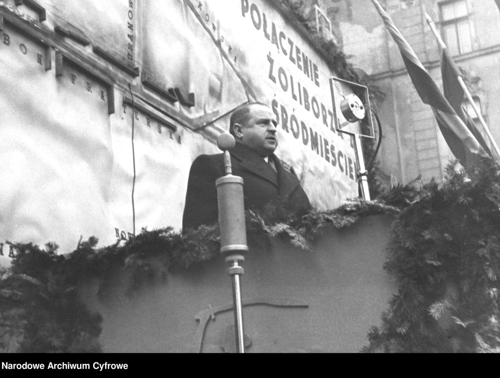 Stefan Starzyński przemawiający podczas otwarcia arterii komunikacyjnej łączącej Żoliborz ze Śródmieściem. Warszawa, 14 XII 1938 r. (fot. Narodowe Archiwum Cyfrowe)