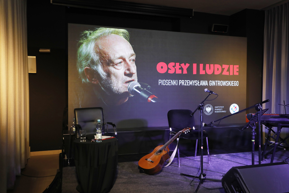 Koncert „Osły i ludzie. Piosenki Przemysława Gintrowskiego” – Warszawa, 19 grudnia 2023. Fot. Piotr Życieński (IPN)