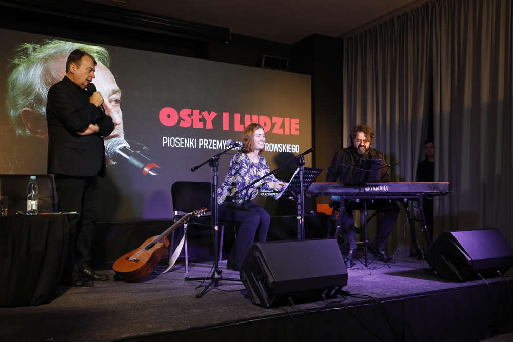 Koncert „Osły i ludzie. Piosenki Przemysława Gintrowskiego” – Warszawa, 19 grudnia 2023. Fot. Piotr Życieński (IPN)