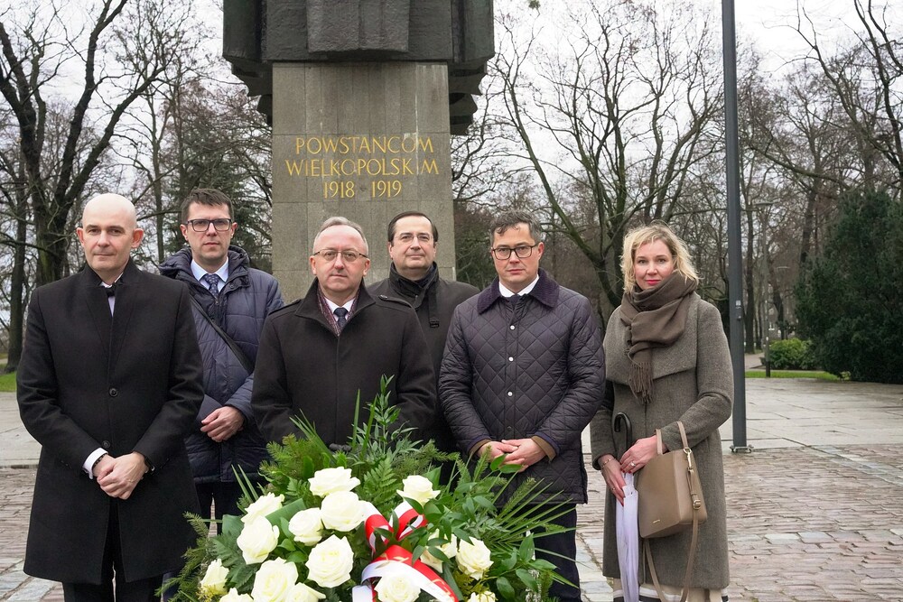Złożenie wieńca pod pomnikiem Powstańców Wielkopolskich – Poznań, 21 grudnia 2023. Fot. Bartosz Kochański (IPN)