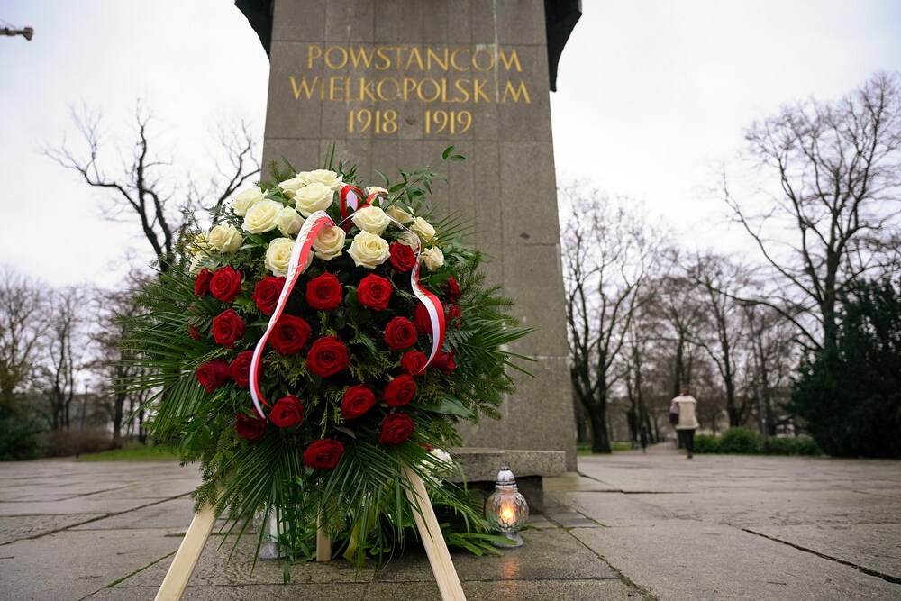 Złożenie wieńca pod pomnikiem Powstańców Wielkopolskich – Poznań, 21 grudnia 2023. Fot. Bartosz Kochański (IPN)