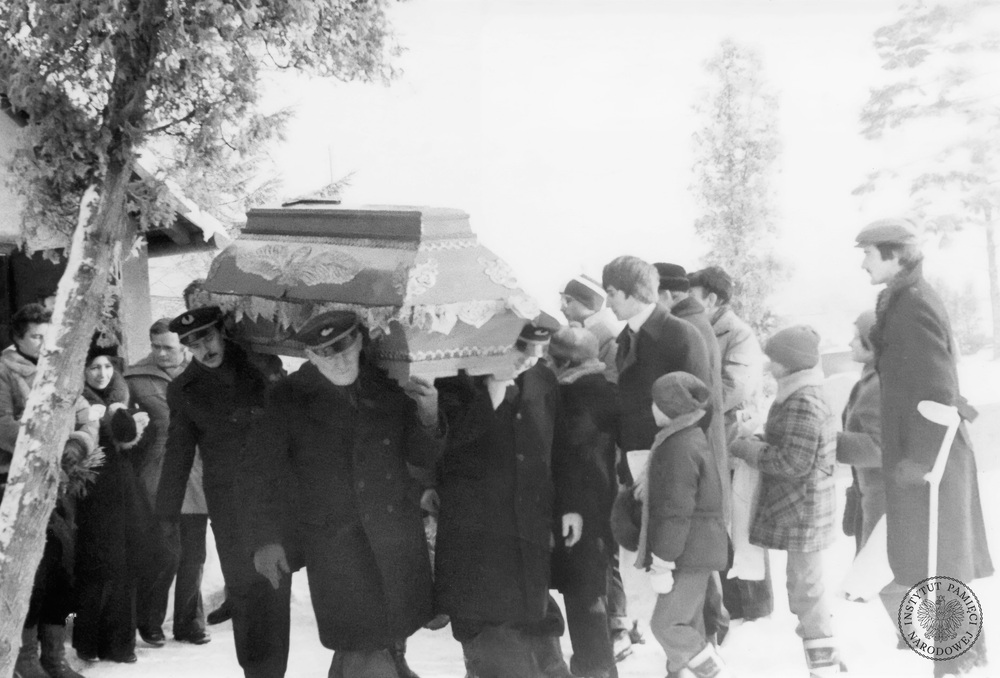 Uroczystości pogrzebowe górnika zastrzelonego podczas pacyfikacji KWK &amp;quot;Wujek&amp;quot;, Katowice, 21 grudnia 1981 r. Z zasobu Archiwum IPN