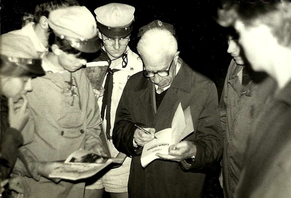 Stanisław Broniewski „Orsza” na spotkaniu z harcerzami z gdyńskiego szczepu „Szarotka” podpisuje swoją książkę „Całym życiem. Szare Szeregi w relacji naczelnika”. Gdynia, 20 X 1987 r. (fot. Jacek Kaszuba, Kolekcja Szczep Szarotka, ArchiwumHarcerskie.pl)