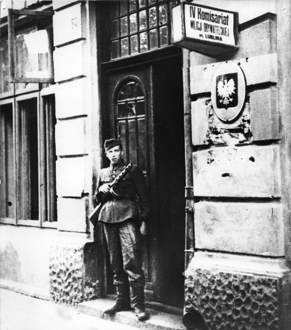 IPNSz-3-18-8-3-1_Uzbrojony milicjant przed wejściem do komisariatu Milicji Obywatelskiej miasta Lublin, 7 październik 1944 rok