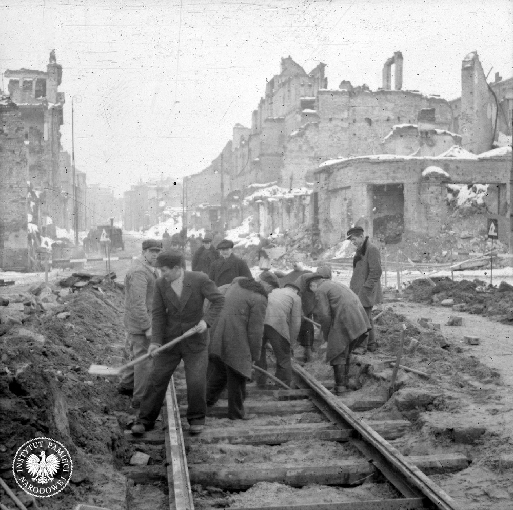 Przywracanie do użytku torów tramwajowych. Warszawa, 1946 r. Fot. Julien Bryan (z zasobu Archiwum IPN)