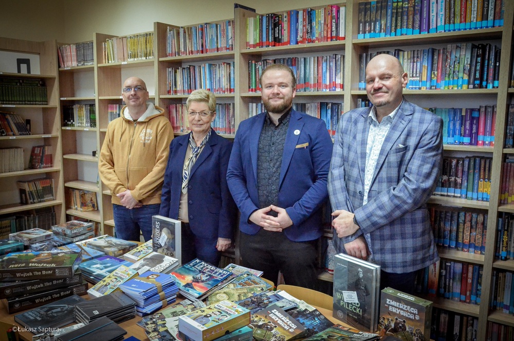 Przekazanie materiałów do Szkoły Podstawowej w Skierniewicach – 4 stycznia 2024. Fot. Łukasz Saptura.