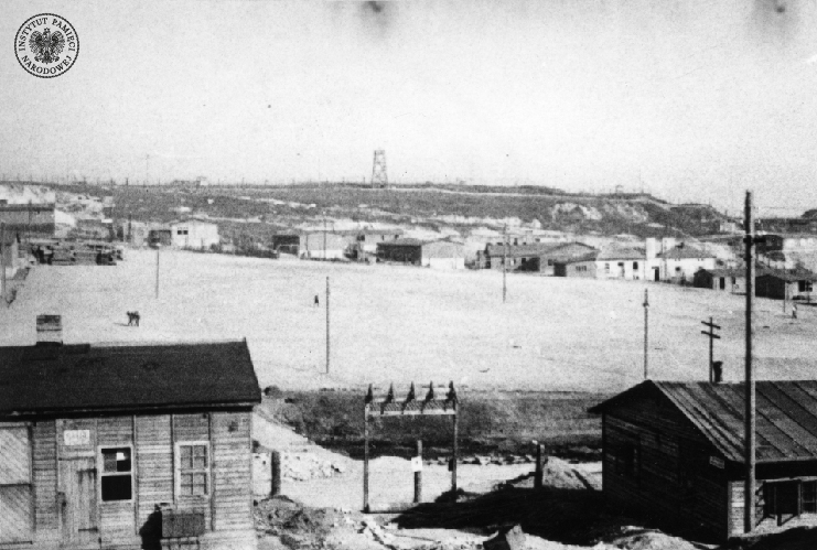 Fragment obozu KL Płaszów z placem apelowym (fot. z zasobu AIPN)