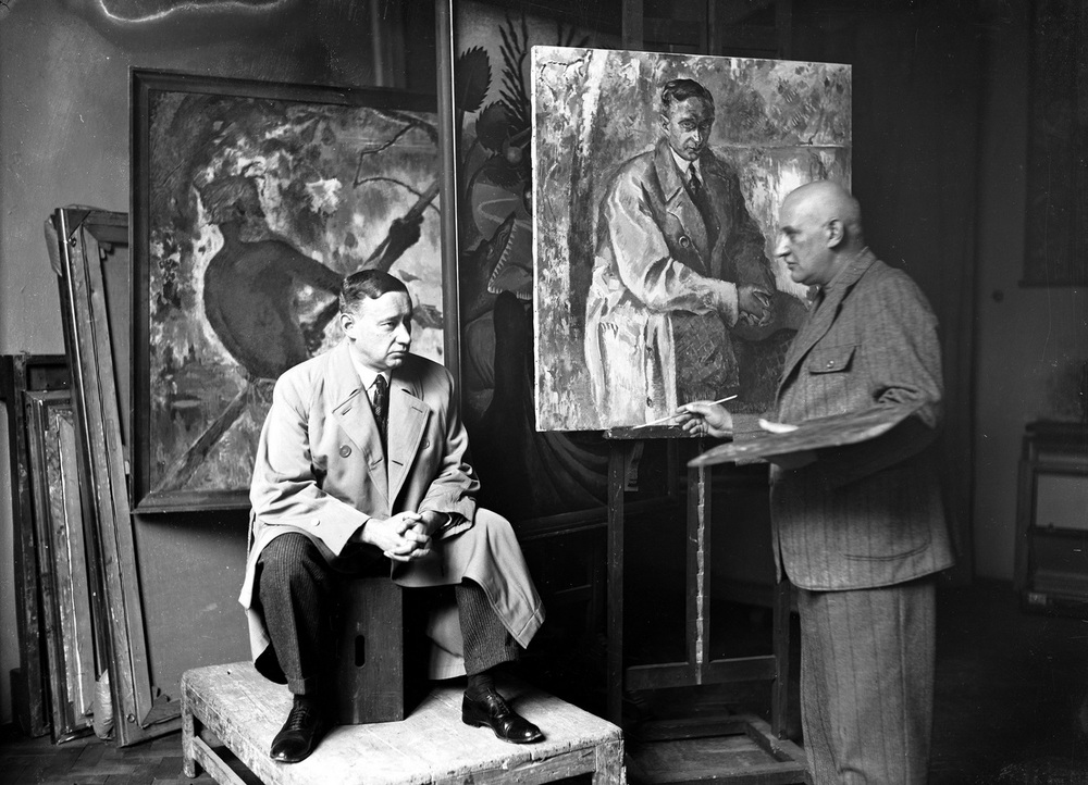Zygmunt Nowakowski pozuje do portretu malarzowi Kazimierzowi Sichulskiemu. Fot. z zasobu NAC
