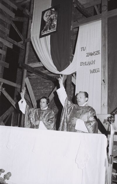 Msza w kościele Narodzenia NMP w Bieżanowie Starym, sprawowana przez ks. Chojnackiego i ks. Isakowicza-Zaleskiego, 21 kwietnia 1985 r. Fot. Zbigniew Galick