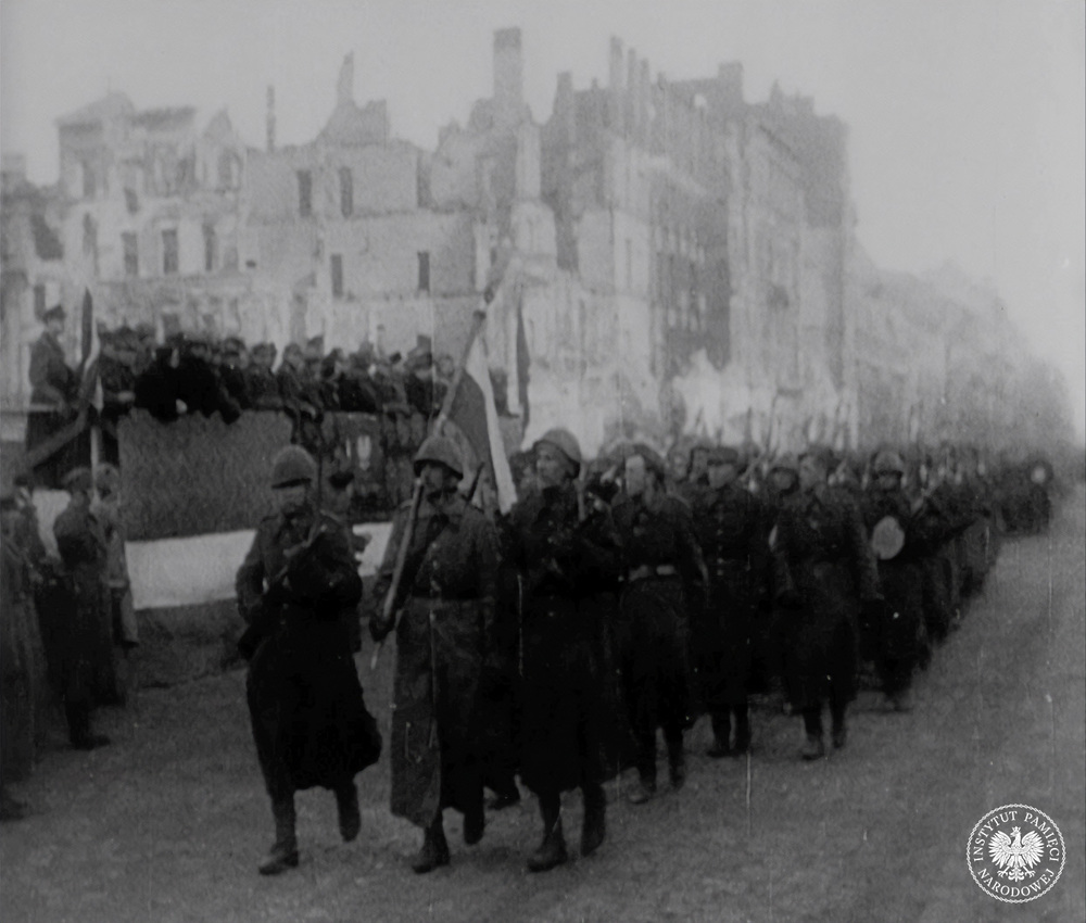 Materiały wykorzystane do realizacji propagandowego filmu pt. „Droga walki”. Klatka filmowa z zasobu AIPN