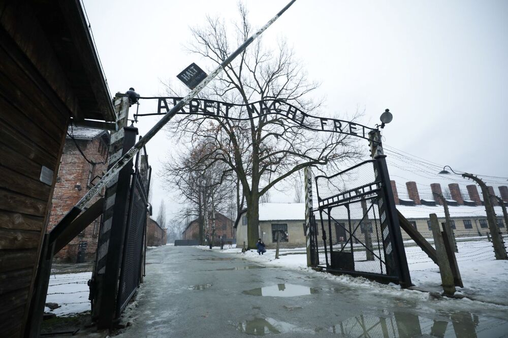 Oddanie hołdu pomordowanym pod Ścianą Śmierci Bloku 11 – 18 stycznia 2024. Fot. Mikołaj Bujak (IPN)